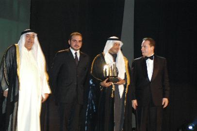 المهندس صبحي بترجي اثناء تسلمه جائزة تقديرية من إرنست آند يونج وهي جائزة أفضل رجال أعمال على مستوى العالم العربي والشرق الأوسط للعام 2008م