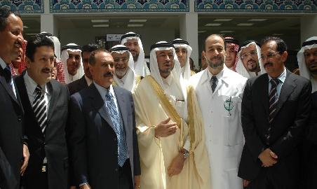 المهندس صبحي بترجي مع رئيس اليمن علي عبد الله صالح اثناء افتتاح فرع السعودي الالماني في اليمن 